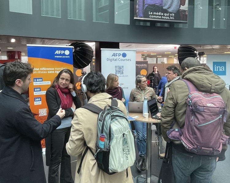 Stand AFP - Elodie Martinez (gauche), Sophie Nicholson (centre) et Marie Hospital (droite)